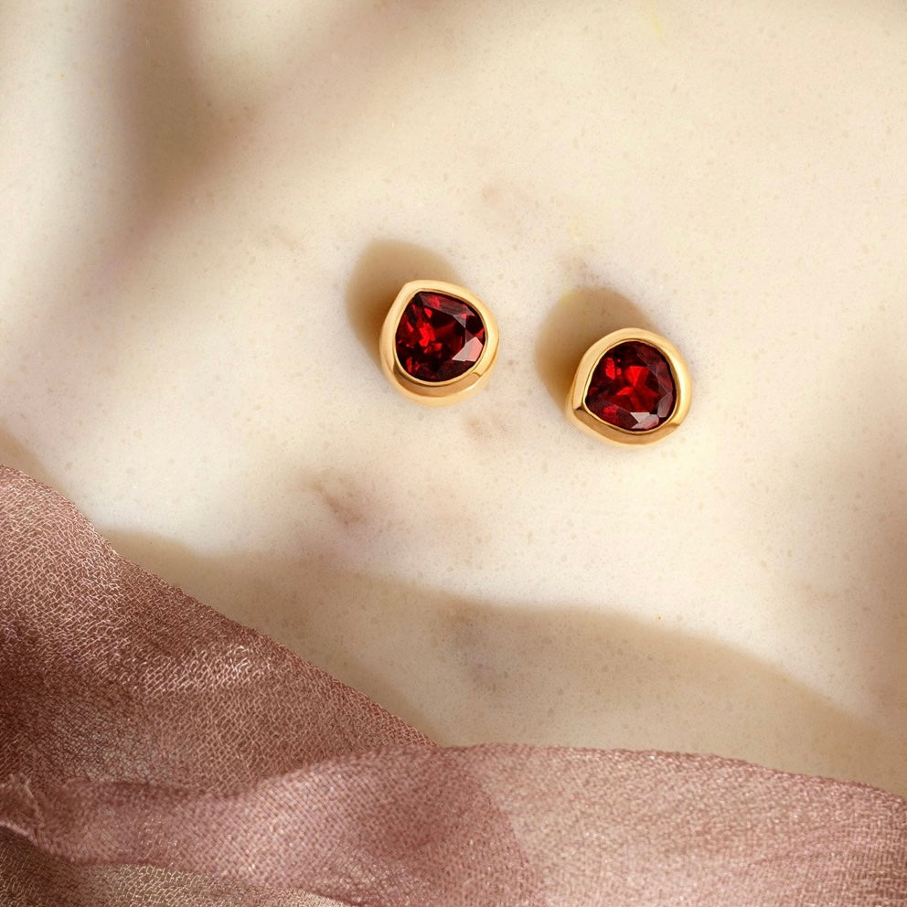 CANONGATE:Garnet Studs