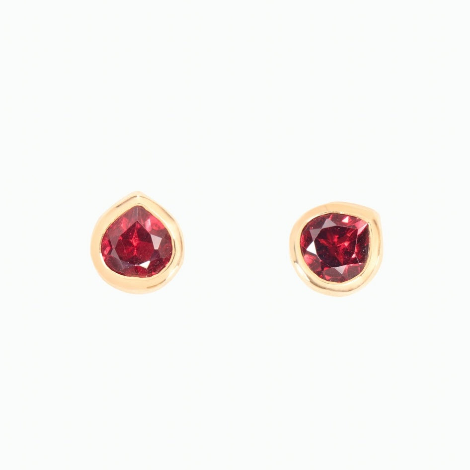 CANONGATE:Garnet Studs