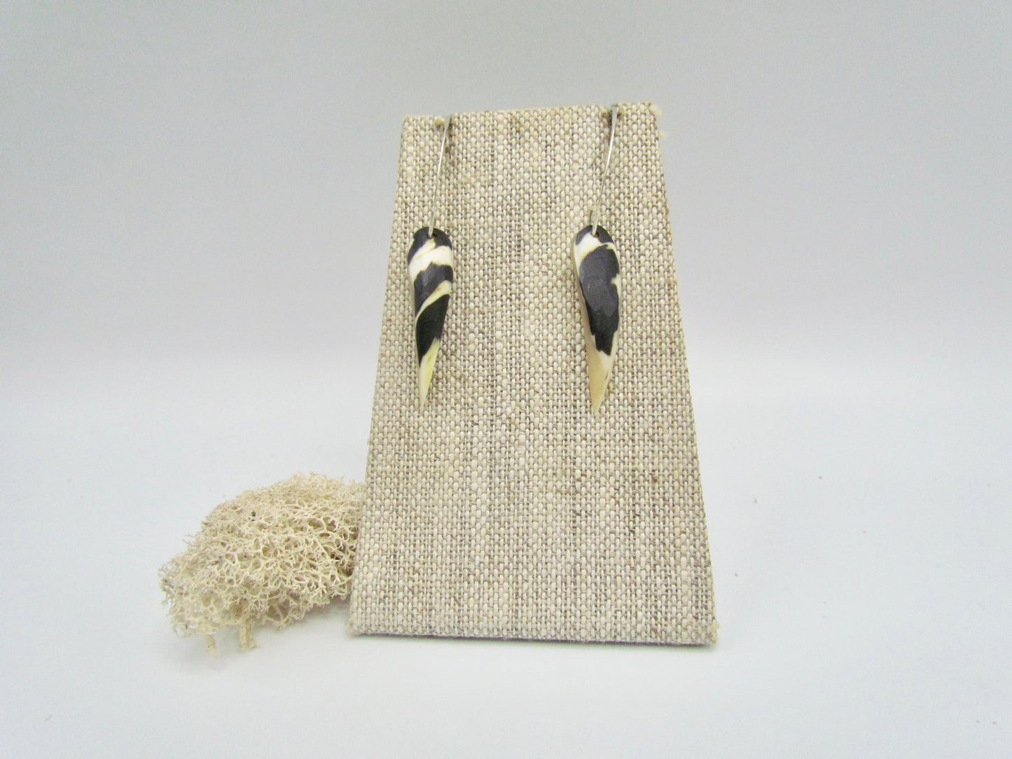 Small Mag Pie Feathers on Silver