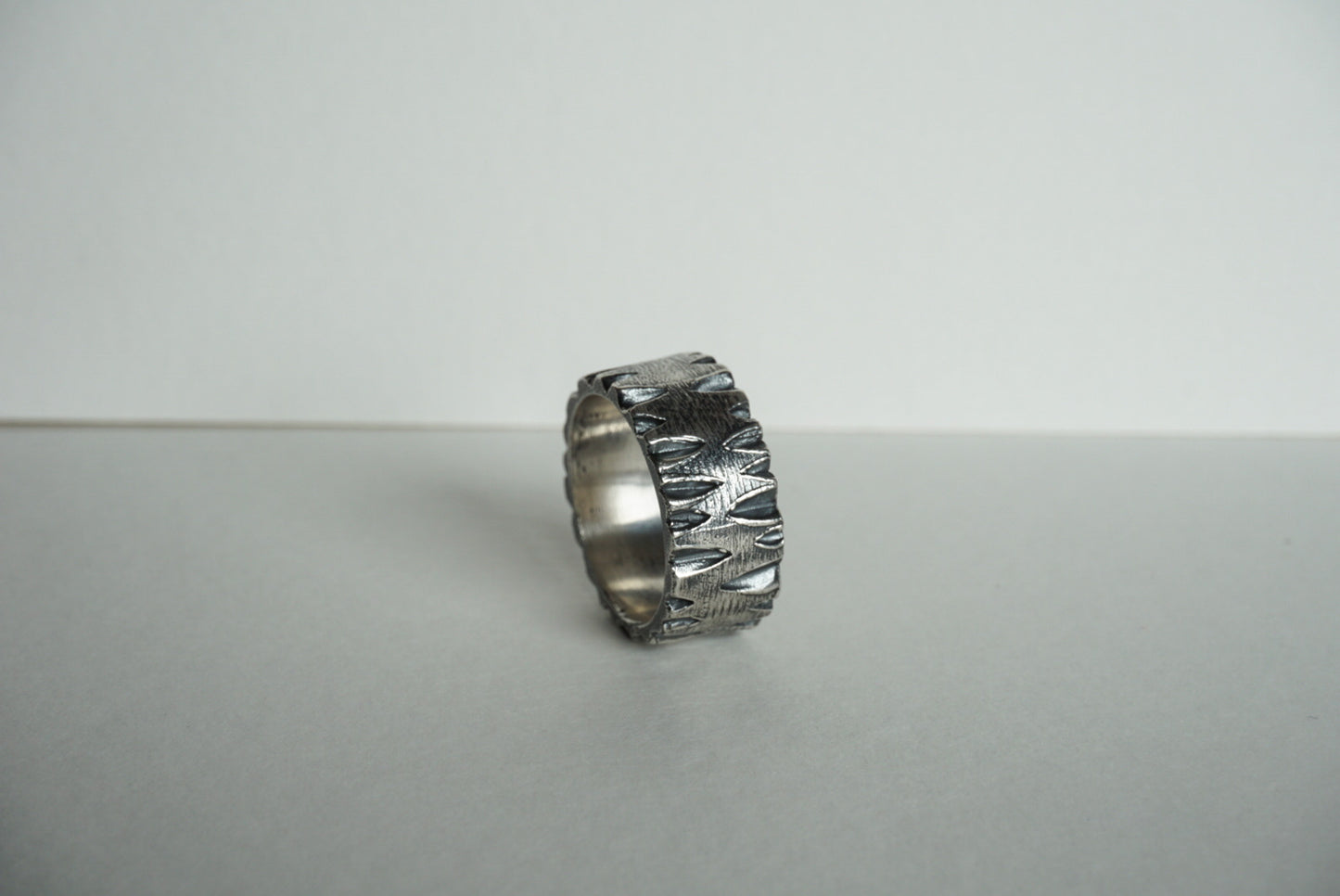 Sturdy sterling silver thick band with ridge texture size 6.5