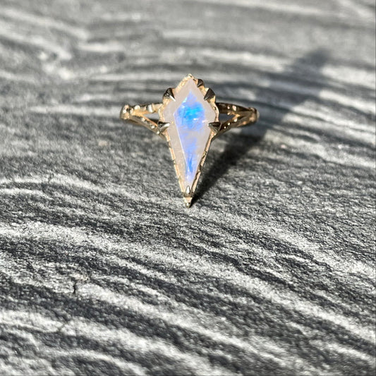 "Mystical Solitaire" Gold ring with Moonstone