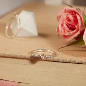 COVENT GARDEN: Petite Pearl Solitaire