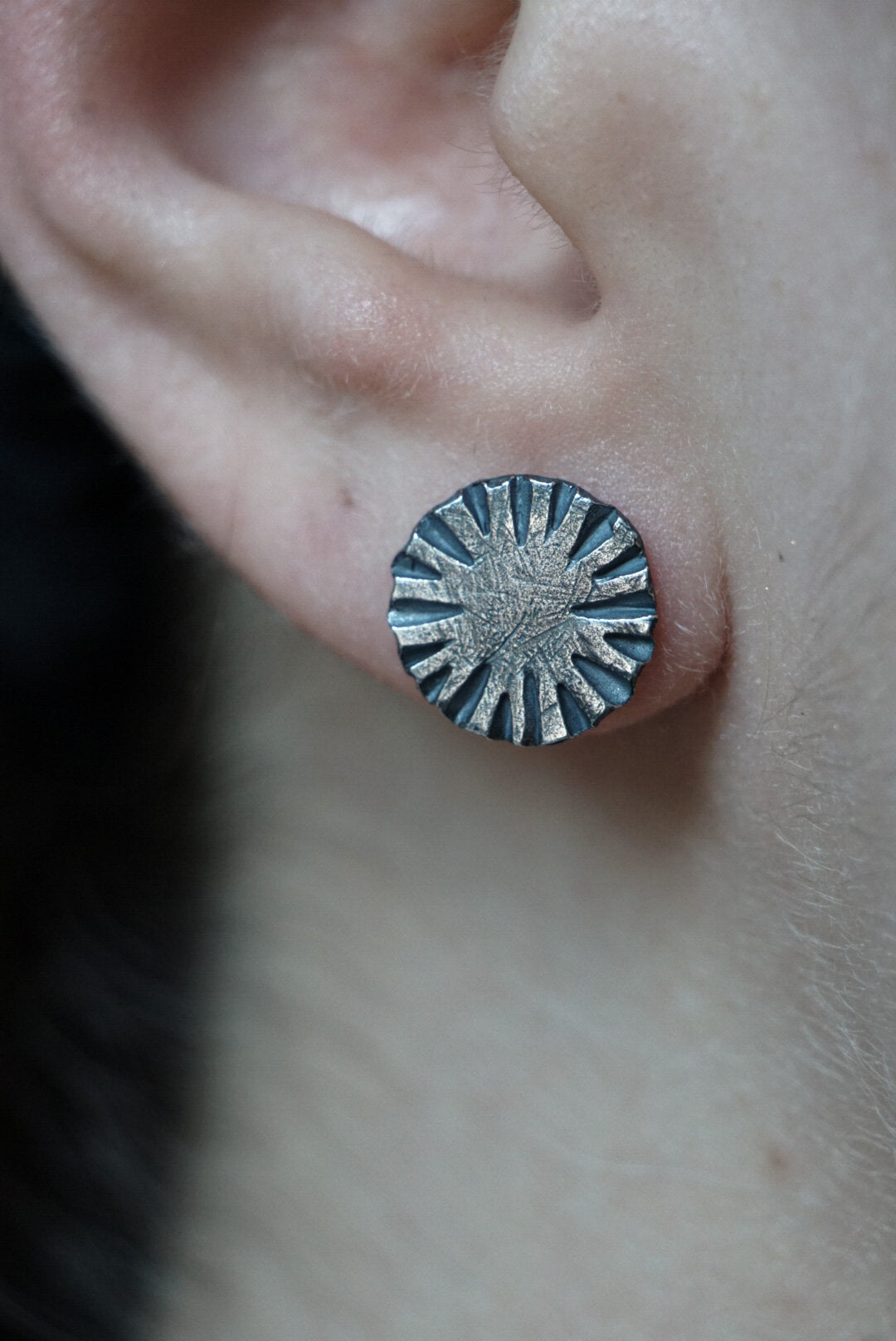 Small Circle Ridge Stud Earrings