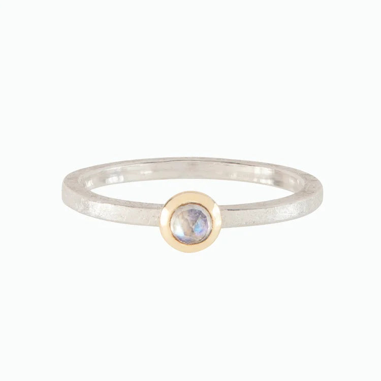 WESTMINSTER: Petite Moonstone Solitaire