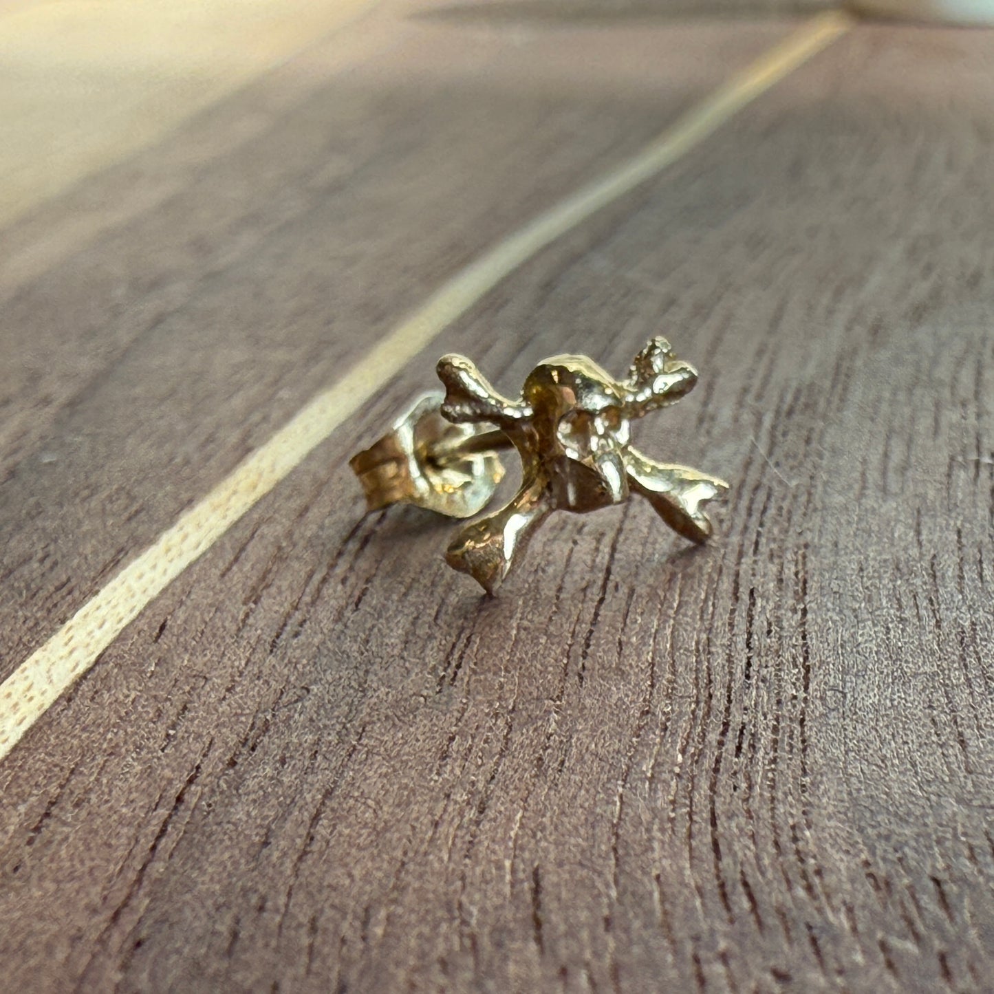14k Crossed Bones Single Skull Stud