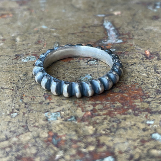 Medium Grid Ring