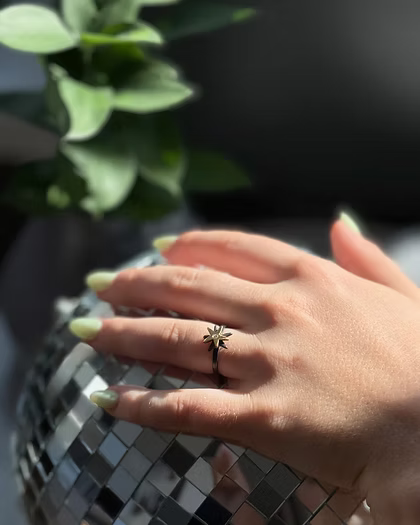 Floating Star Ring 18K