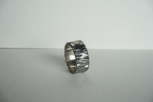 Sturdy sterling silver thick band with ridge texture size 6.5