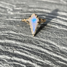 Load image into Gallery viewer, &quot;Mystical Solitaire&quot; Gold ring with Moonstone