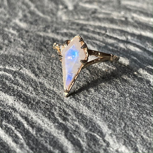 "Mystical Solitaire" Gold ring with Moonstone