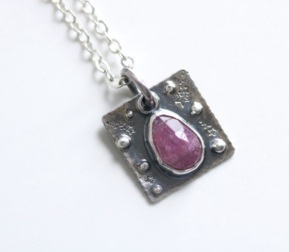 STARDUST NECKLACE-SQUARE RUBY