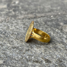 Load image into Gallery viewer, 21K Engraved Ring